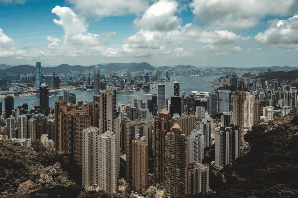 Urban Oases 2026: Explore the World’s Top Green Cities & Parks 16 City skyline with green parks and natural areas nearby.