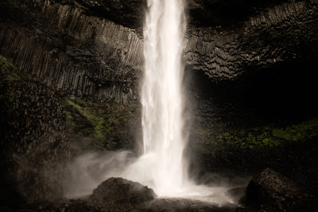  Latourell Falls, a prominent waterfall in the Columbia River Gorge, Oregon. 